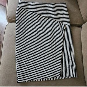 Melanie Lyne skirt size 4 black white vertical striped pencil  zipper detail